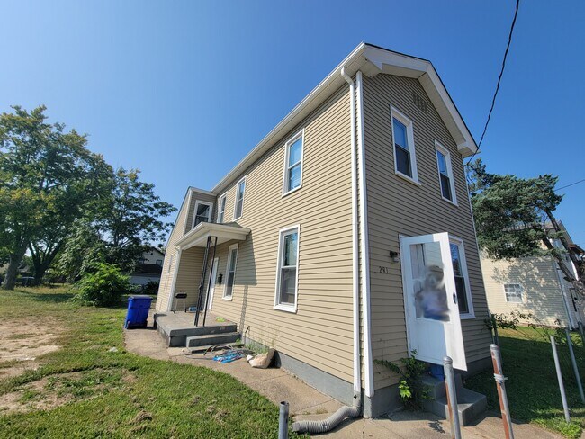 Building Photo - 281 Walnut St
