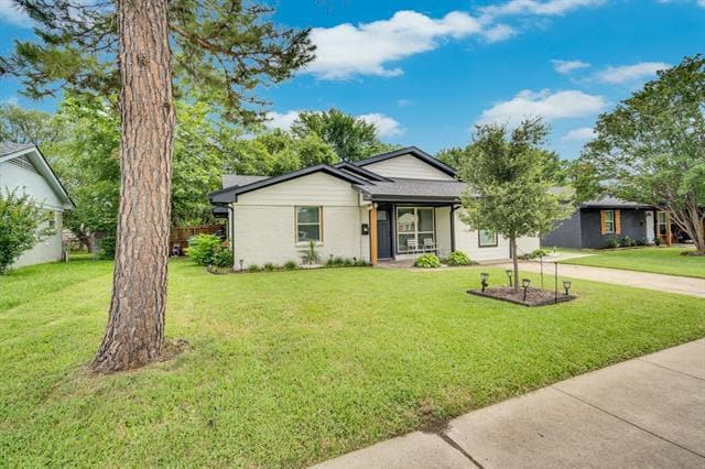 Building Photo - 206 E Chico Dr