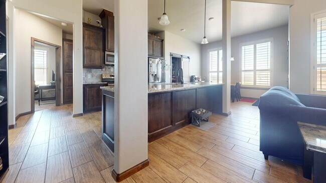 Building Photo - 373 NE Sanders Dr
