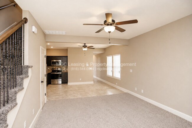 Building Photo - 3 Bedroom Luxury Townhome in Lee's Summit