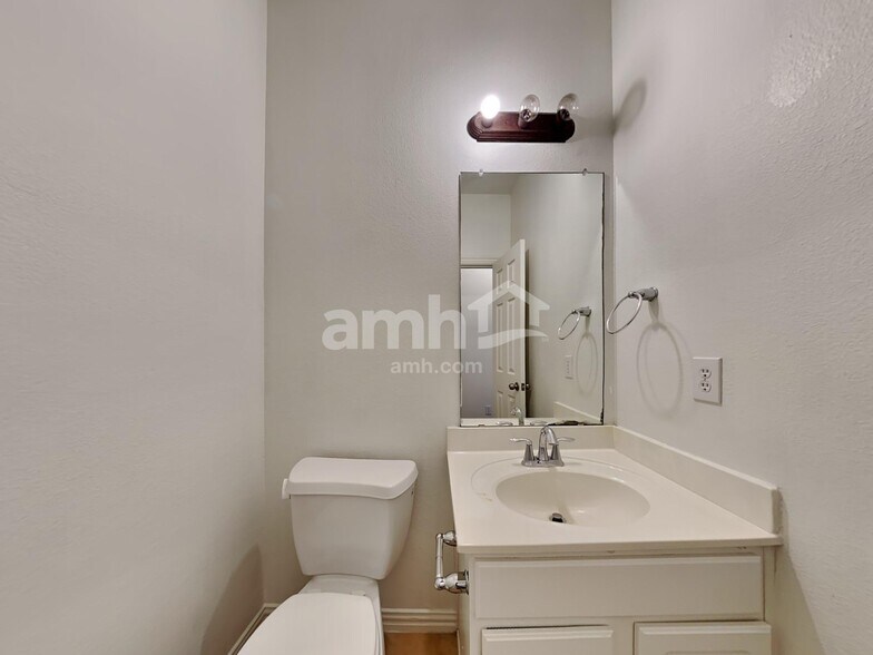 Building Photo - 8752 Lariat Cir
