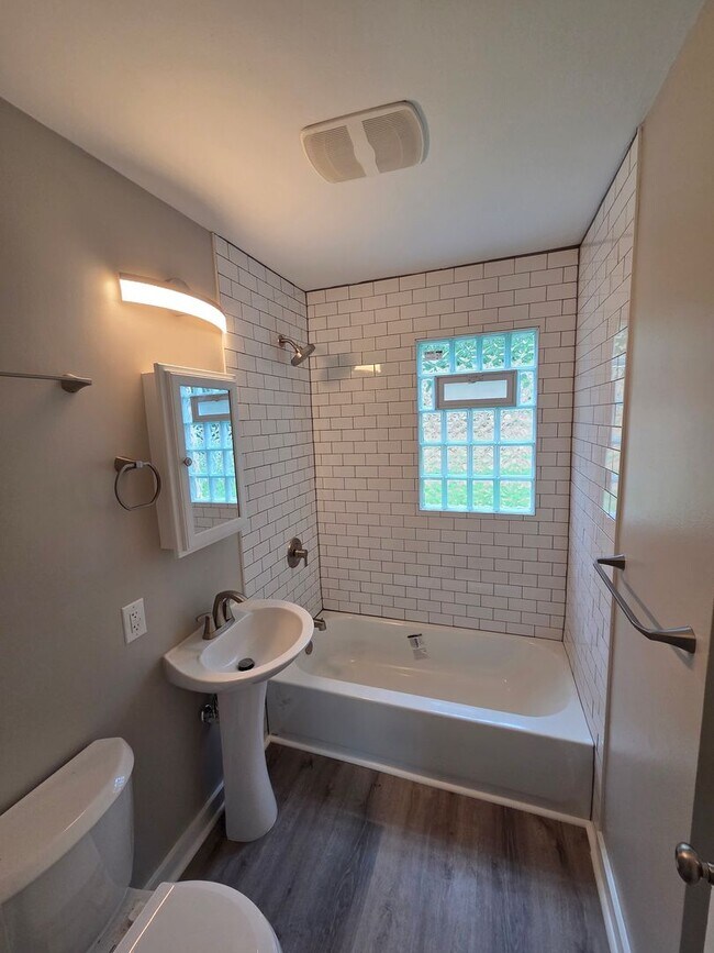 Building Photo - Newly remodeled 3/1/1 with fenced in backyard!