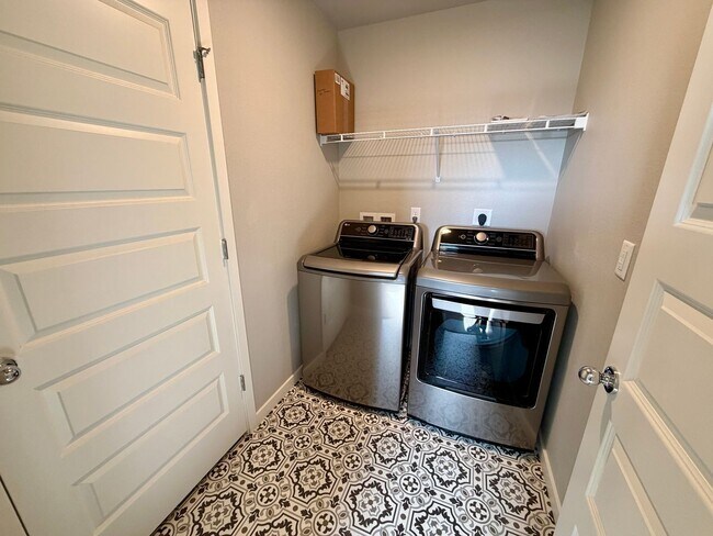 Building Photo - 1353 Reynolds St