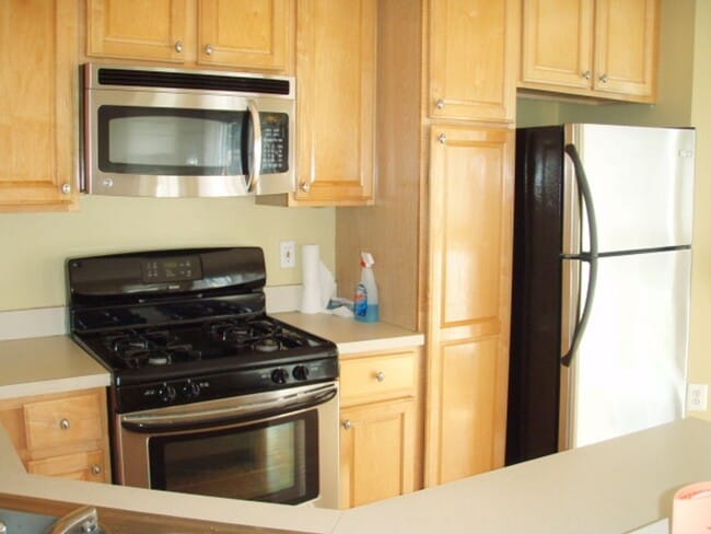 Building Photo - Beautiful 3 Bed 2.5 Bath End-Unit Brick To...
