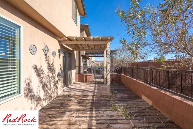 Building Photo - 4 Bed/2.5 Bath Townhome in Desert Bluff!