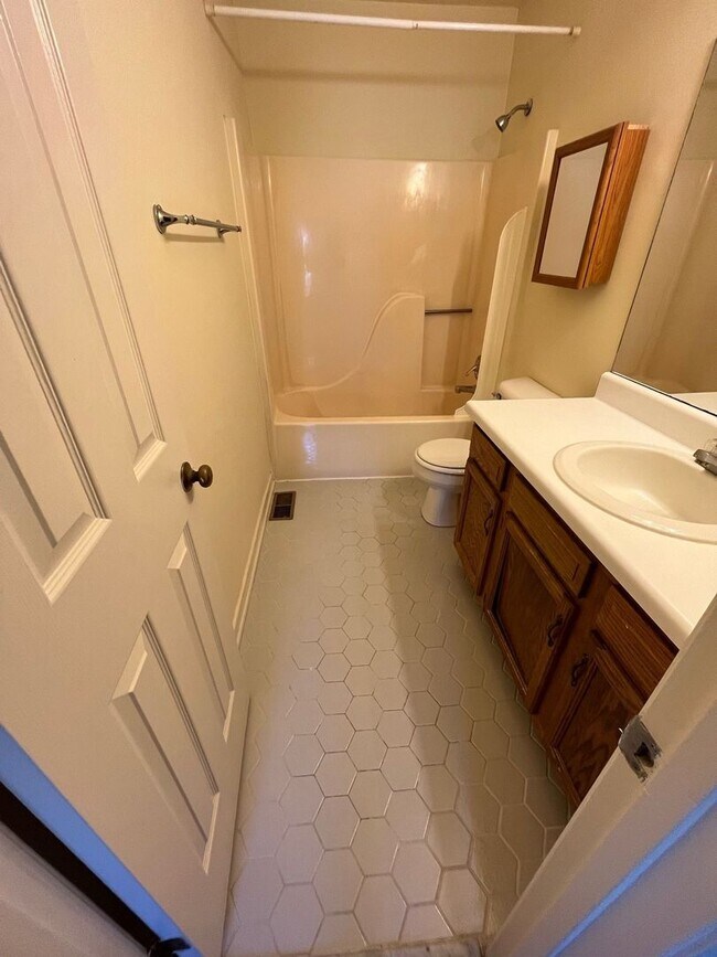 Building Photo - 8704 Hermitage Trace Cir
