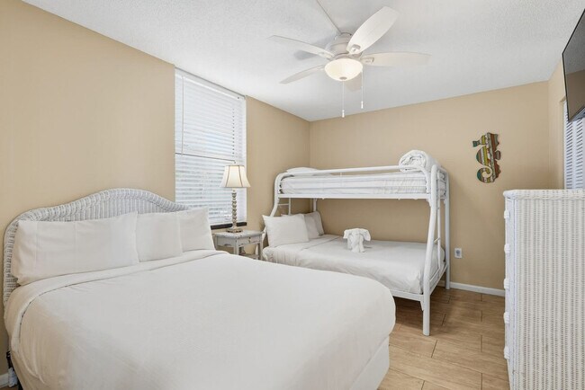 Building Photo - 7205 Thomas Dr