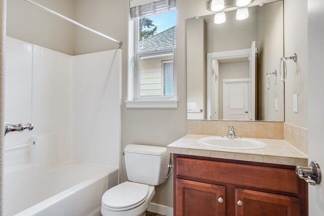 Building Photo - Beautiful 3 bed, 2.5 bath rental home in O...