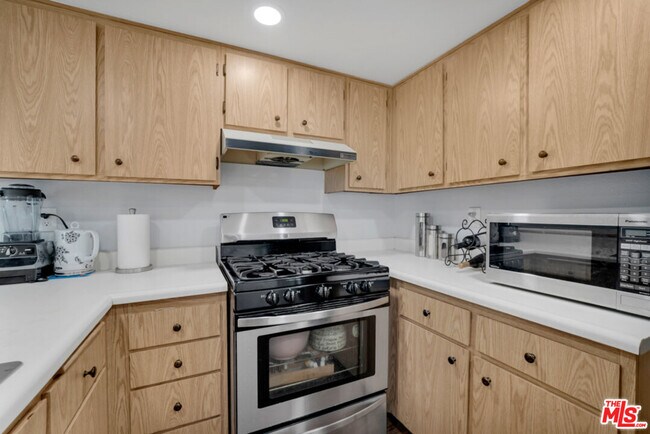 Building Photo - 18209 Sierra Hwy