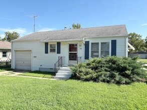 Building Photo - 2 Bed 1 Bath House with Garage