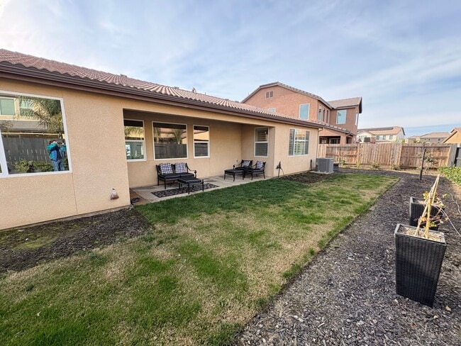 Building Photo - Beautiful 4 bedroom home for rent in Visalia, CA