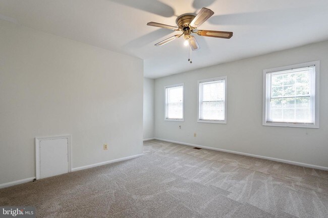 Building Photo - 8032 Lakecrest Dr