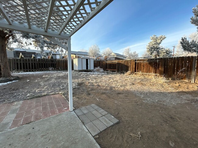 Building Photo - 3 Bedroom / 2 Bathroom Home With Large Lot...