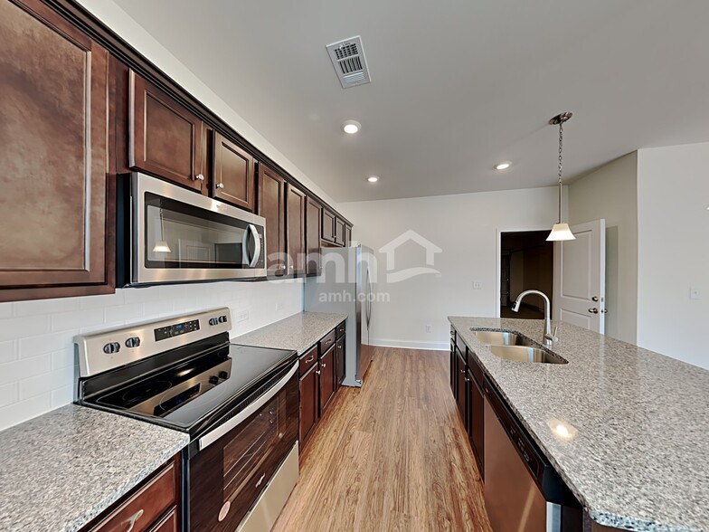 Building Photo - 15705 Thomas Rd