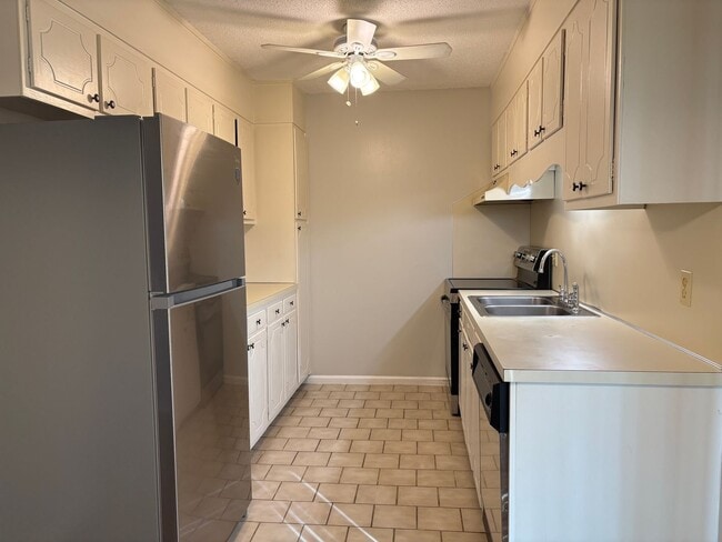 Building Photo - 1 Bedroom, 1 Bathroom Condo in High Point!