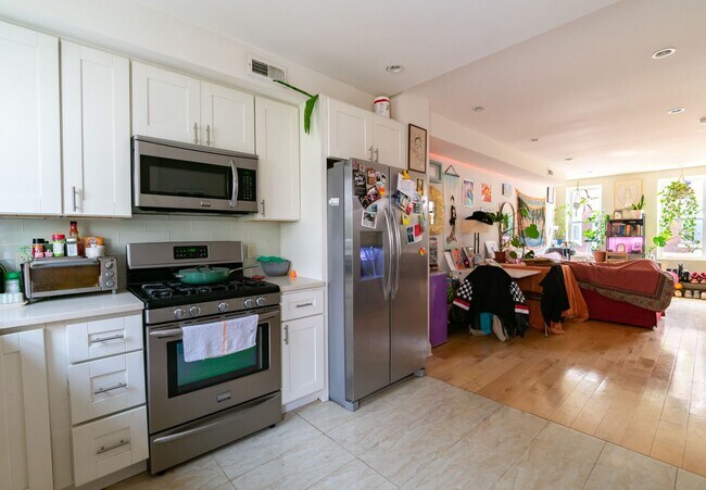 Building Photo - Two Bedroom Point Breeze Townhouse