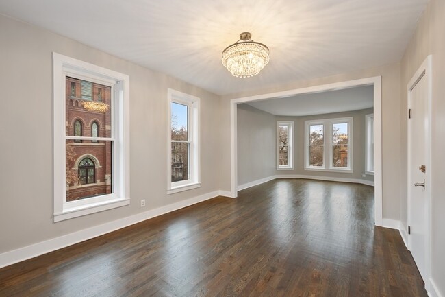 Building Photo - 935 N Hoyne Ave