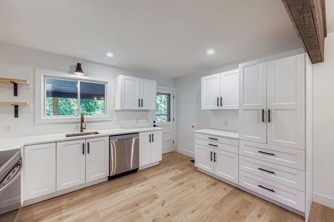 Building Photo - Recently Remodeled 4BD, 3BA Louisville Home