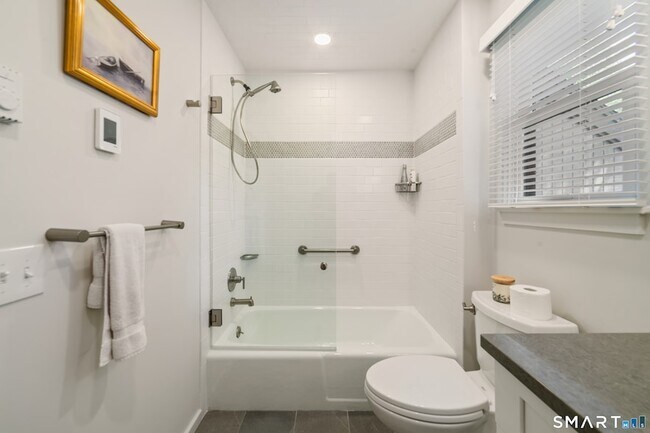 Building Photo - 595 Heritage Vlg