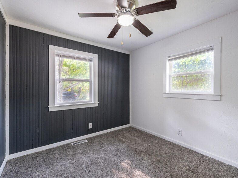 Building Photo - 211 Sharen St