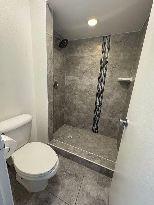 Building Photo - Freshly Updated Home for Lease – Move-In R...