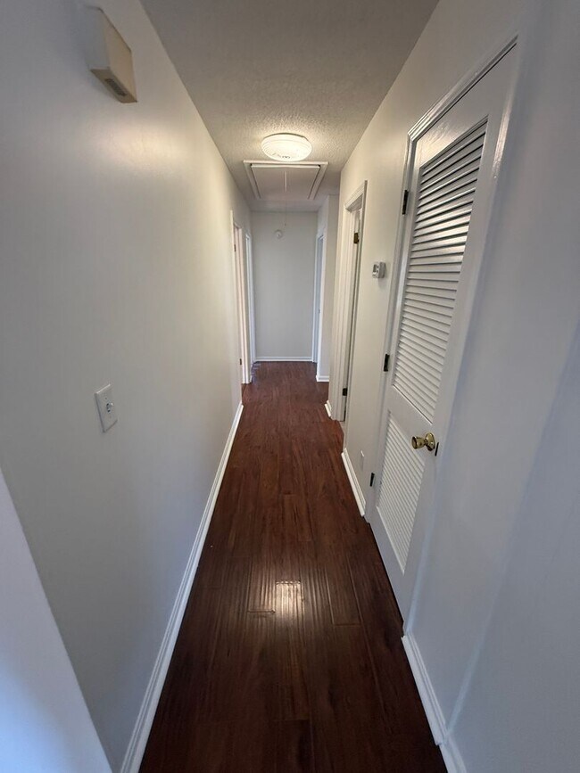 Building Photo - Whimsical in Lake Wildwood