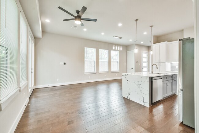Building Photo - 810 Mansfield St