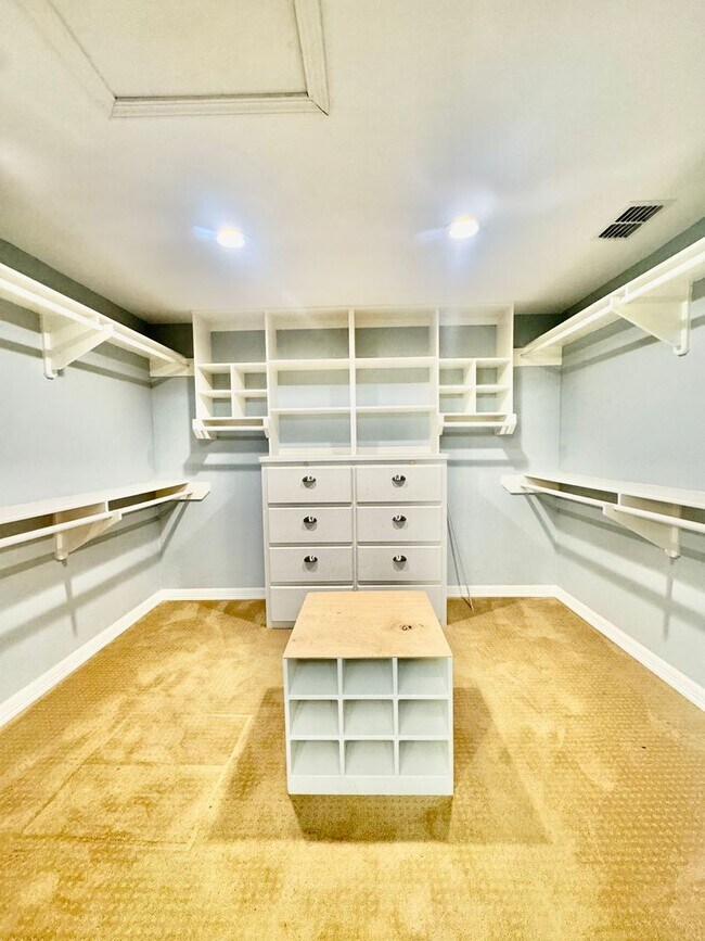 Building Photo - Elegant Estate in the Country Club Setting-Mother in law suite