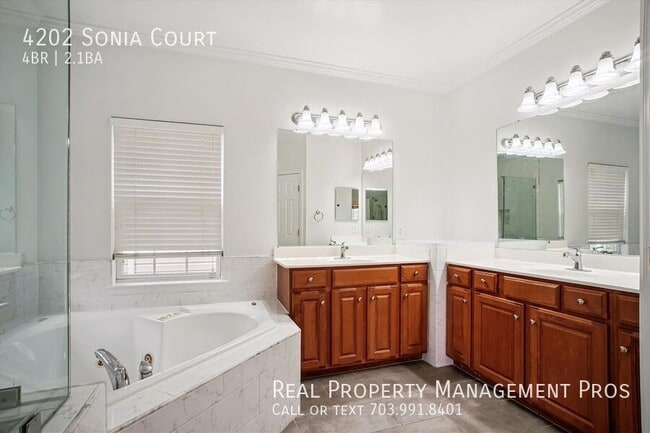 Building Photo - 4202 Sonia Ct