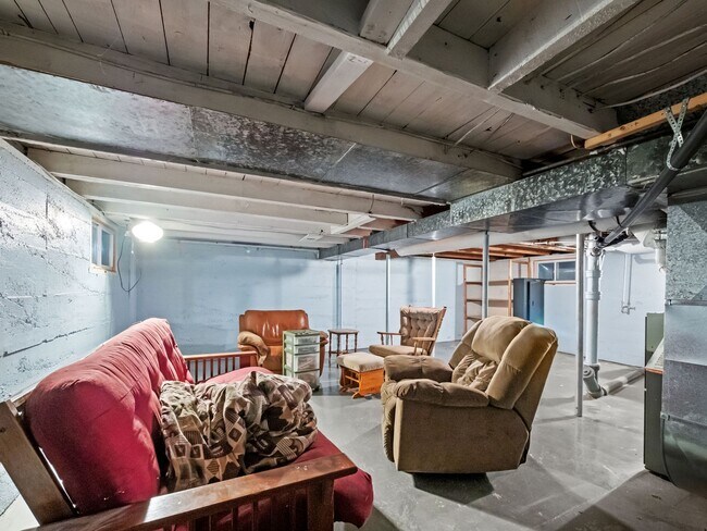 Building Photo - Peaceful northside home