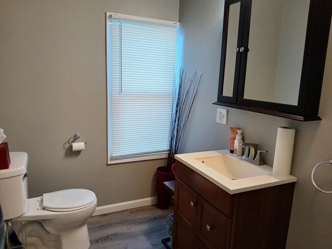 Building Photo - 496 Edwards Ave