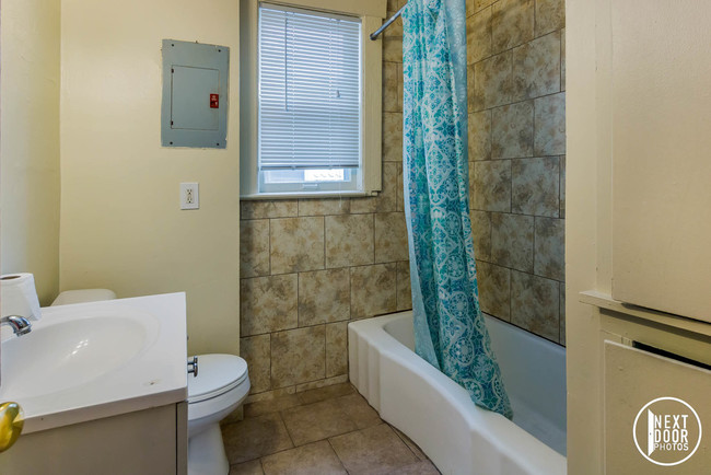 Bathroom - 931 Greenwood Ave