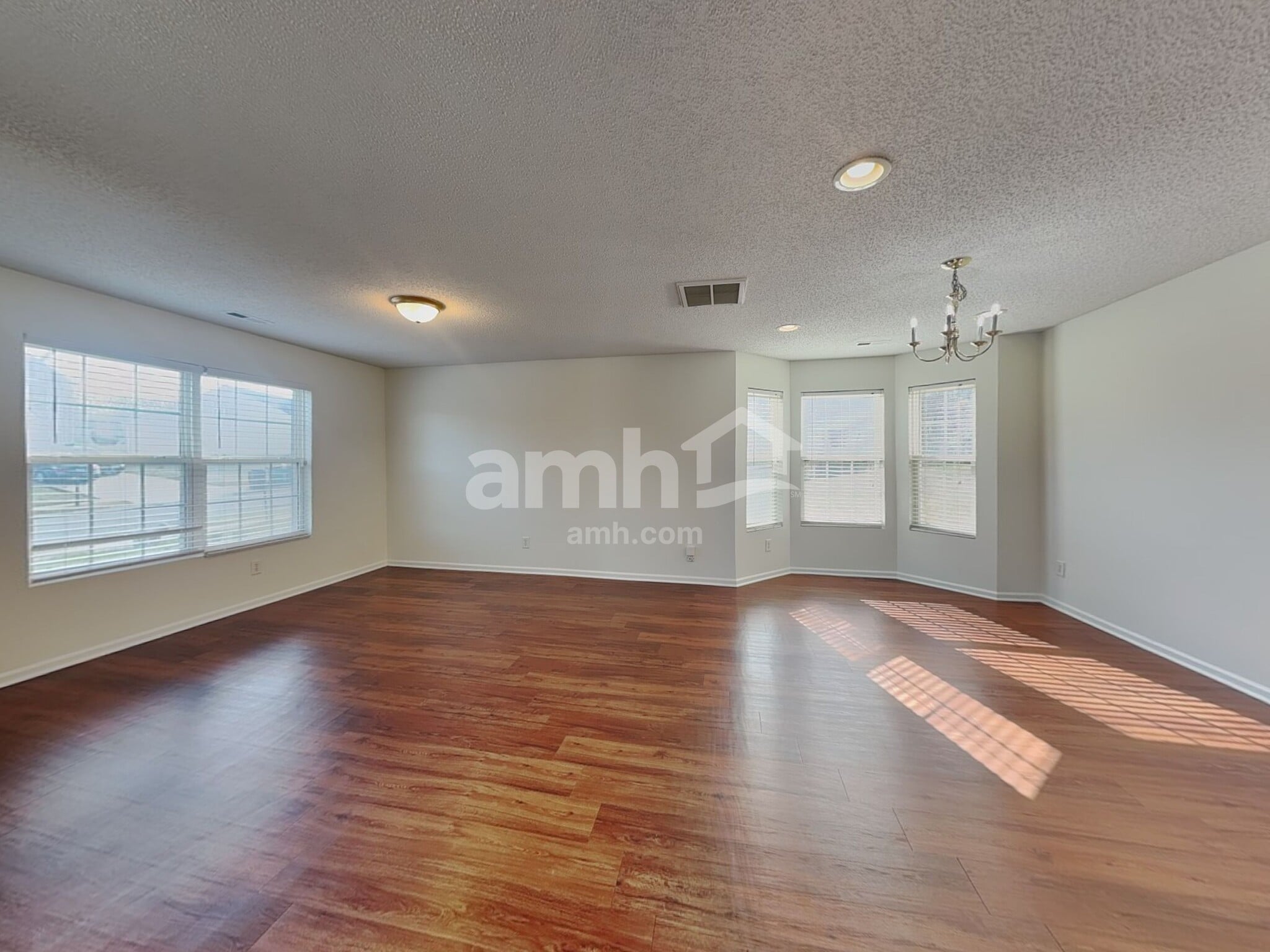 Building Photo - 2521 Highland Park Dr