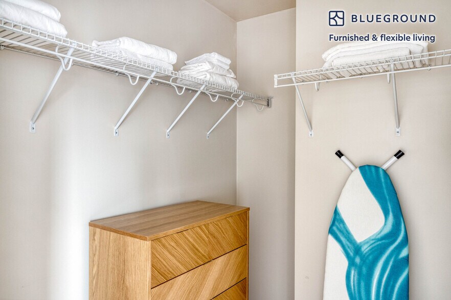 Building Photo - 1 S Market St