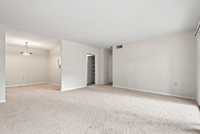 Building Photo - Bolinwood condo available May 1!  ! 3 beds, 2 baths in GREAT location in Chapel Hill!