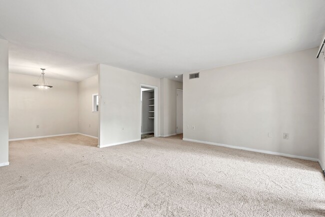 Building Photo - Bolinwood condo available mid-June!! 3 beds, 2 baths in GREAT location in Chapel Hill!