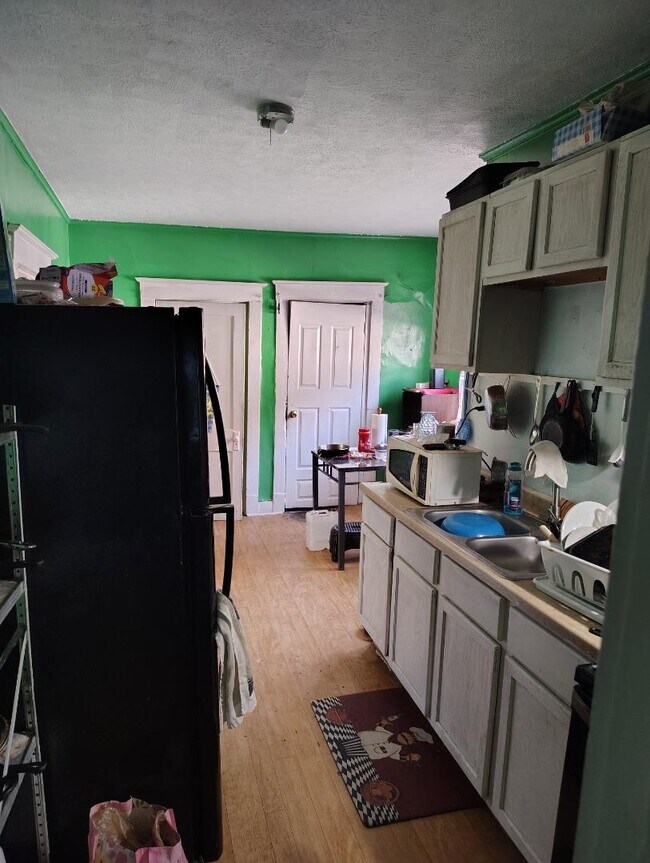 Building Photo - 353 W 26th St