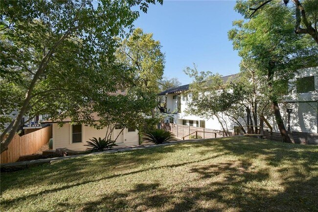 Building Photo - 1002 Juniper St