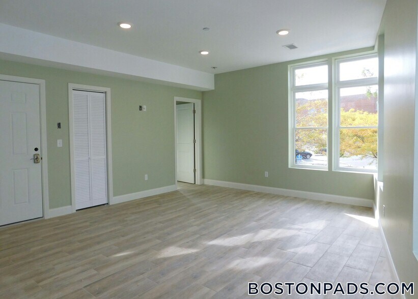 Building Photo - 10 Roxbury St