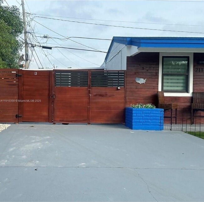 Primary Photo - 2115 NW 185th St