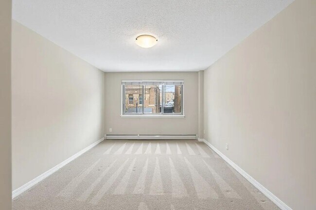 Building Photo - 2727 W 43rd St