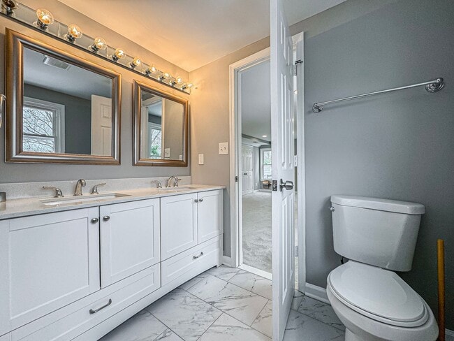 Building Photo - Charming 3 Bed 3 Bath Sitting On A Large Lot In Beautiful Summit Veitch