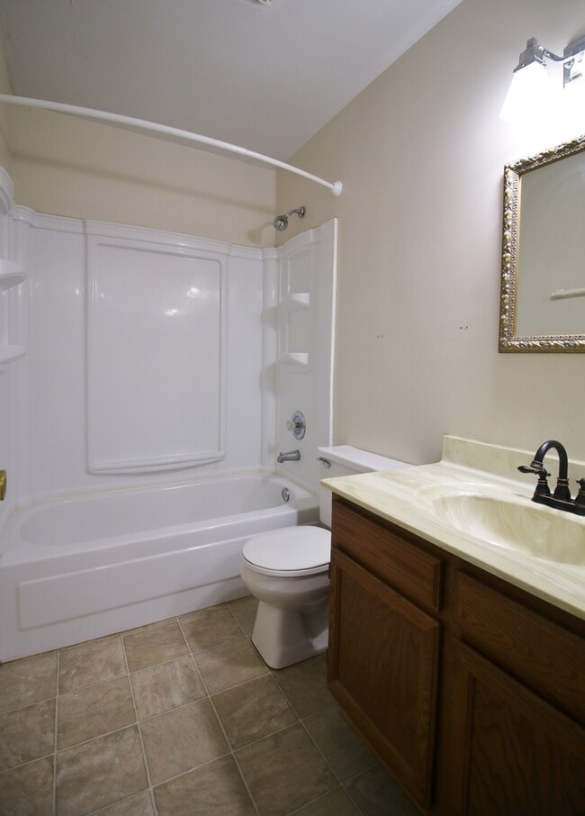 Building Photo - 2022 Redwood Dr