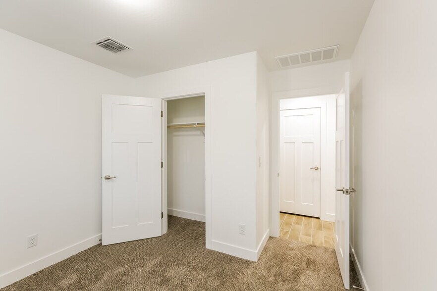Building Photo - 5919 S 12th Ln