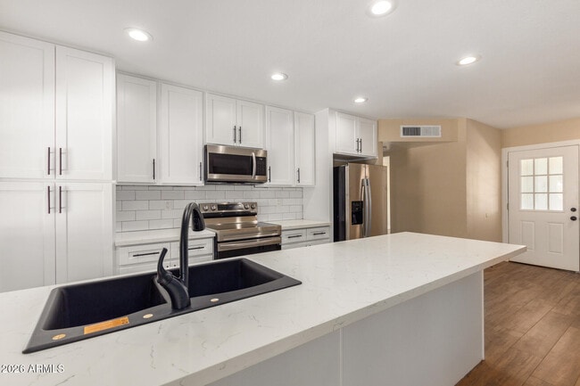 Building Photo - 1102 E Alameda Dr