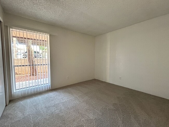 Building Photo - On the Lake, 2 Bed, 2 Bath, Great Views!