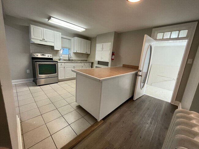 Building Photo - Newly Renovated 3 Bed, 1.5 Bath in Fairview!