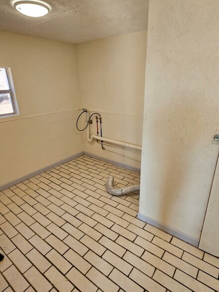 Building Photo - 560 Robinson Dr