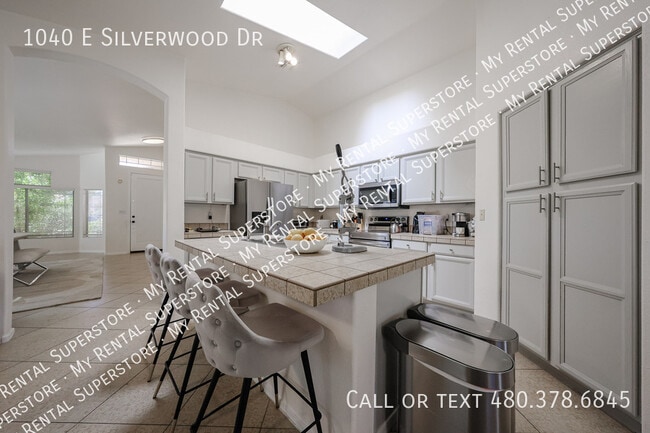 Building Photo - 1040 E Silverwood Dr