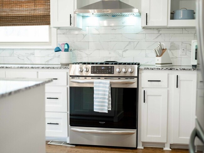 Building Photo - 201 N Dogwood St